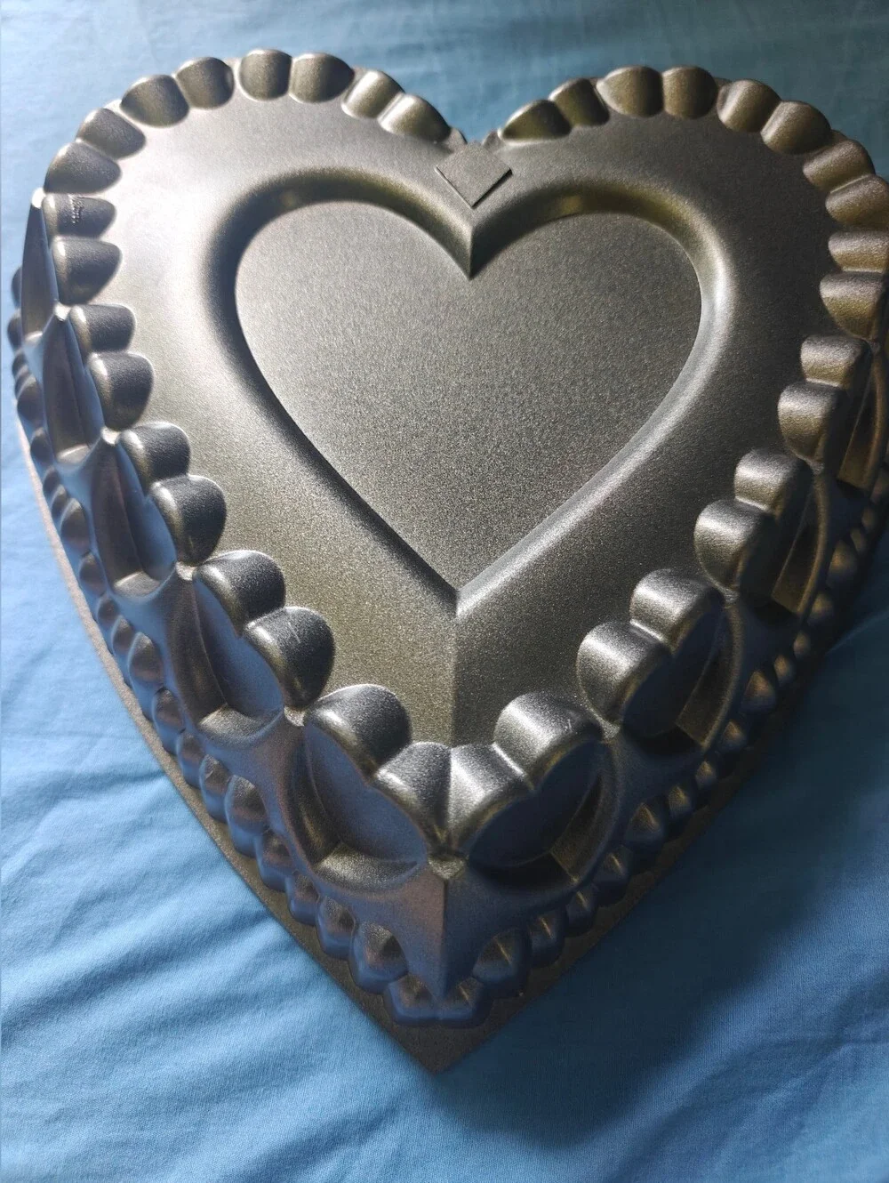 Wilton Crown of Hearts cake pan Cast Aluminum Rare